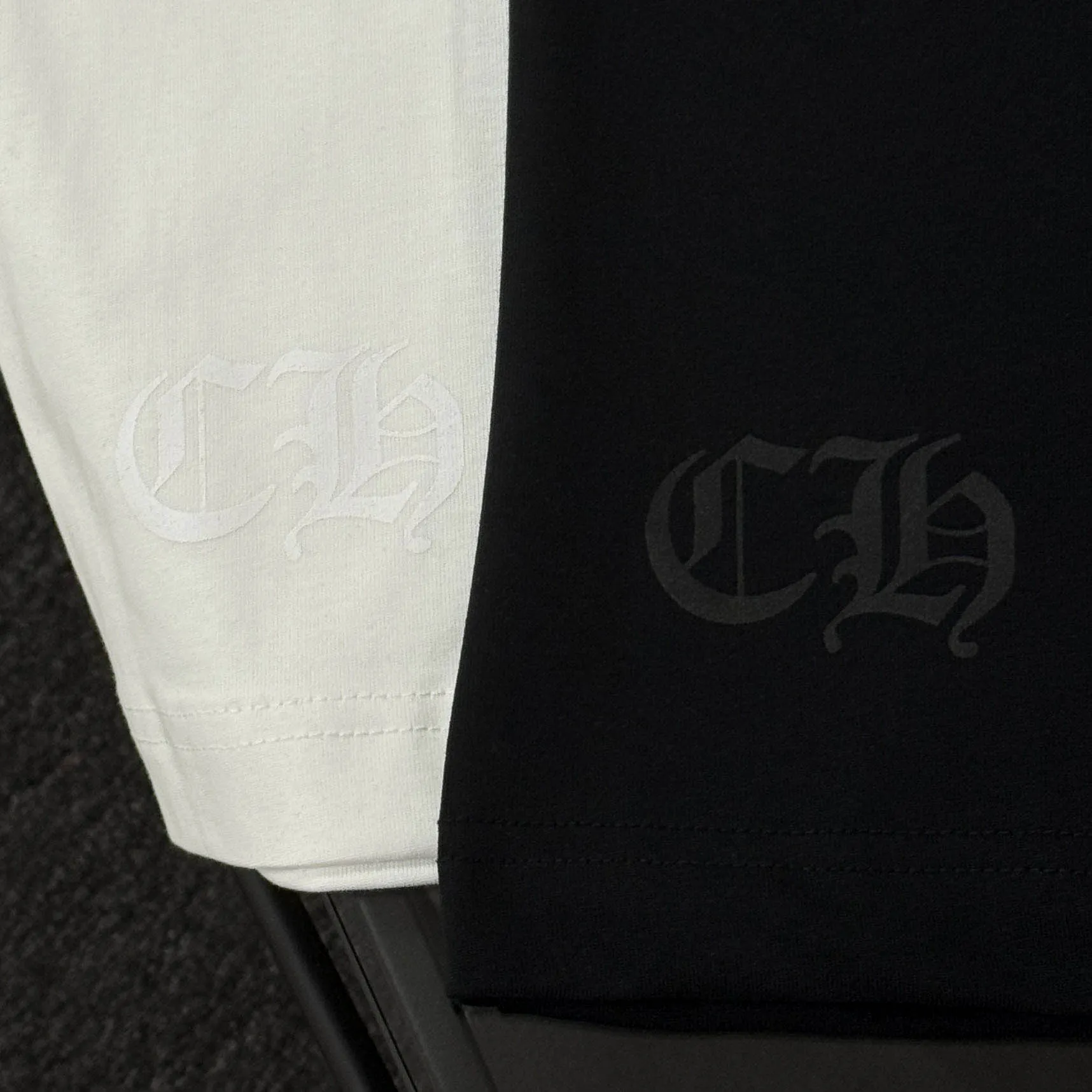 P180 Chrome Hearts Chrome Hearts 25 high-end versions. The fabric is made of 300 grams of high-density pure cotton. It does not deform or shrink. It has three labels. It is the same style for men and women. Technology: suede foaming + digital printing. Color: white, black. SIZE: S-XL.